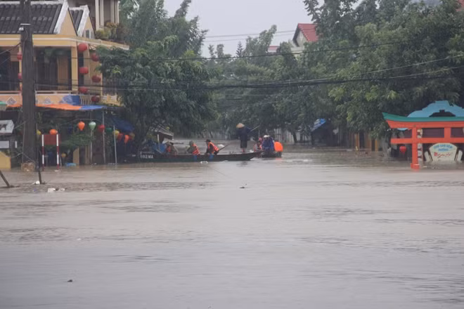 Nhiều khu vực phố cổ Hội An ngập trong biển nước.