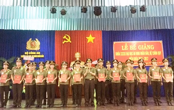 Thiếu tướng Đặng Văn Đoài, Hiệu trưởng Trường Đại học ANND trao bằng tốt nghiệp và gắn cấp hàm cho các học viên tốt nghiệp
