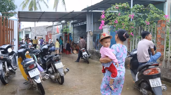 Người dân bức xúc trước công trình không có cảnh báo.