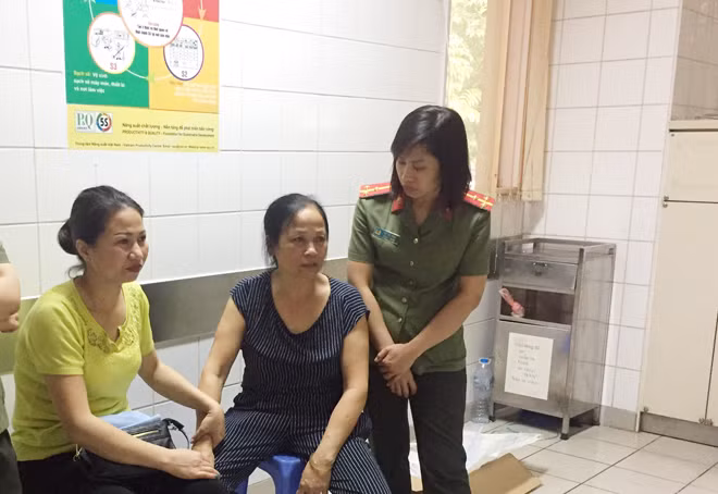 Cán bộ Công an thăm hỏi, chia sẻ với mất mát của các gia đình nạn nhân.