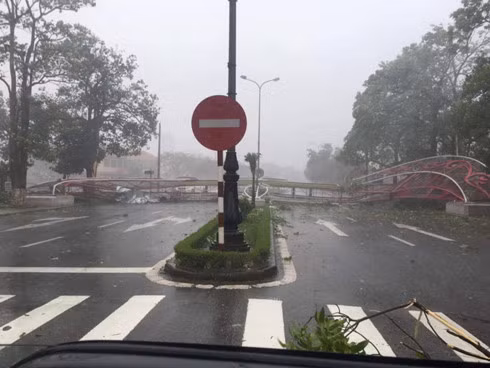 Cổng chào ở TP Đồng Hới bị quật ngã. Ảnh: vov