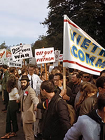 Các nhà hoạt động kêu gọi kết thúc sự can thiệp của Mỹ vào Việt Nam biểu tình tại Berkeley, Bang California tháng 12/1965. Thành phố Berkeley và Đại học Berkely là nơi sớm diễn ra các cuộc biểu tình phản đối chiến tranh, cũng như nhà ga quân đội ở thành phố Oakland ở gần đó là nơi xuất phát của nhiều đội quân được đưa tới Đông Nam Á.