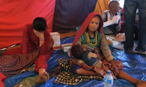Người dân bị thương trong trận động đất ở Nepal phải điều trị trong lều y tế dựng tạm ở Chautara, huyện Sindhupalchok.