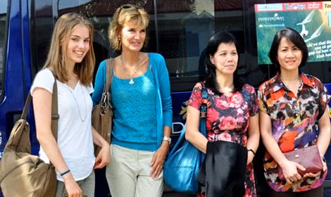 Annette Herfkens, con gái Joosje và chị Nguyễn Thị Lan - Vợ cơ trưởng Yak 449 và chị Hồ Thị Thu Thủy (ngoài cùng bên phải) - vợ phi công chiếc máy bay MI8 rơi ngày 22/11/1992, trong lần thứ 3 A.Herfkens trở lại Việt Nam.