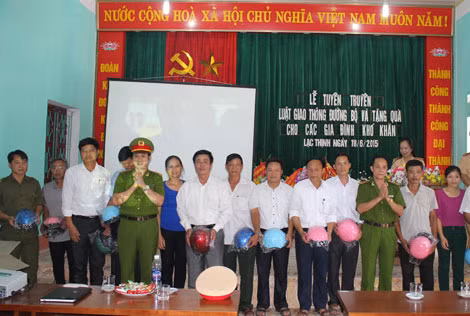 Lãnh đạo Công an tỉnh Hòa Bình tặng mũ bảo hiểm cho nhân dân xã Lạc Thịnh.