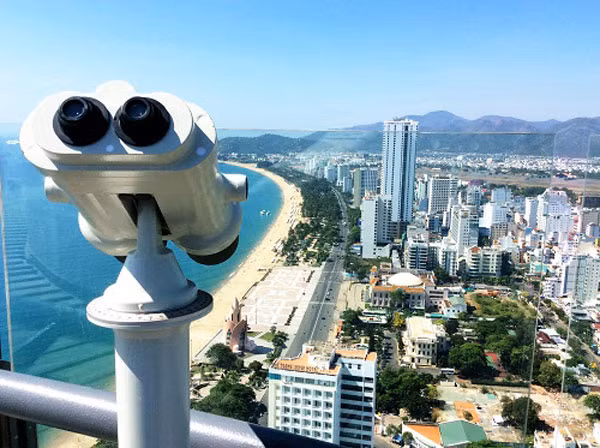 Từ ngọn hải đăng du khách có thể ngắm Nha Trang ở mọi góc nhìn. Ảnh : Khuê Việt Trường