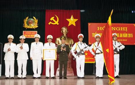 Thừa ủy quyền của Chủ tịch nước, Thượng tướng Trần Việt Tân, trao Huân chương Chiến công Hạng Nhì cho phòng Cảnh sát điều tra tội phạm về ma túy - Công an tỉnh Thái Nguyên.