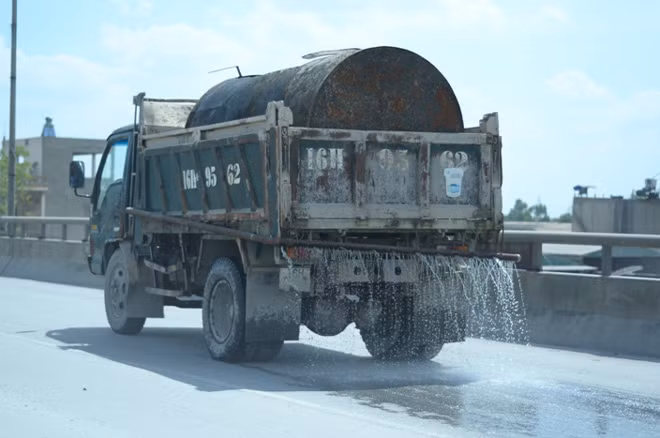 Xe vệ sinh rửa đường như muối bỏ bể...!