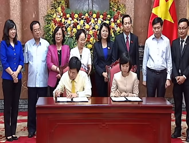 Tổng Giám đốc Generali Việt Nam ký thỏa thuận tài trợ với Giám đốc Quỹ bảo trợ trẻ em Việt Nam