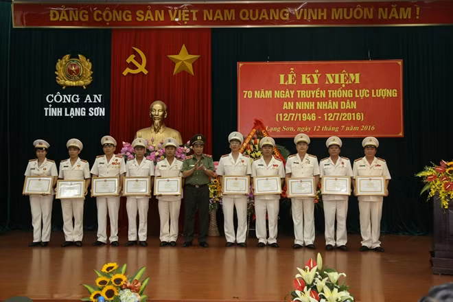 Thừa ủy quyền của Bộ trưởng Bộ Công an, Trung tướng Trần Đăng Yến – Phó Tổng cục trưởng Tổng cục an ninh trao bằng khen Bộ Công an cho các tập thể cá nhân có thành tích xuất sắc.