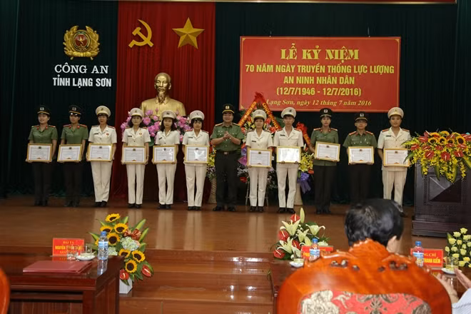 Ban Giám đốc Công an tỉnh Lạng Sơn trao thưởng cho tập thể, cá nhân đạt giải trong cuộc thi tìm hiểu 70 năm truyền thống lực lượng an ninh nhân dân.