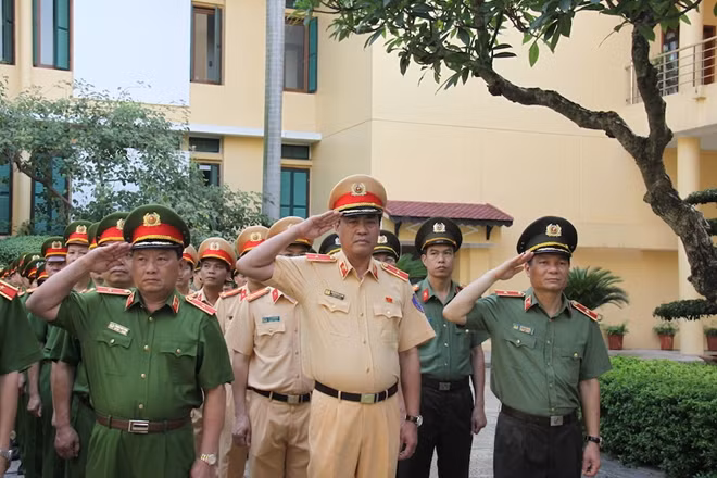 Lãnh đạo và CBCS các đơn vị cơ quan Bộ Công an thực hiện nghi lễ chào cờ trong trang phục mới. Lãnh đạo và CBCS các đơn vị cơ quan Bộ Công an thực hiện nghi lễ chào cờ trong trang phục mới.