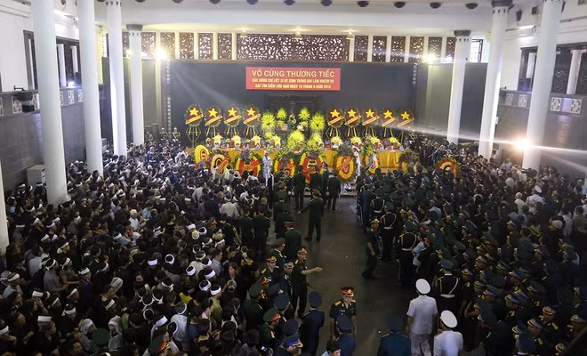 Sáng 30-6, lễ tang phi hành đoàn CASA 8983 diễn ra tại Nhà tang lễ Bộ Quốc phòng (Hà Nội) có 9 linh cữu phủ cờ quyết thắng, nhưng chỉ 8 thi thể được tìm thấy. Người trẻ nhất trong số họ mới 27 tuổi. Hàng nghìn người là thân nhân, đồng đội và cả những người dân chưa từng quen biết các liệt sĩ đã đến nhà tang lễ. Ảnh: Vne