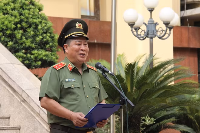 Thứ trưởng Bùi Văn Thành quán triệt một số nội dung về trang phục mới. Ảnh: Quỳnh Vinh Thứ trưởng Bùi Văn Thành quán triệt một số nội dung về trang phục mới. Ảnh: Quỳnh Vinh