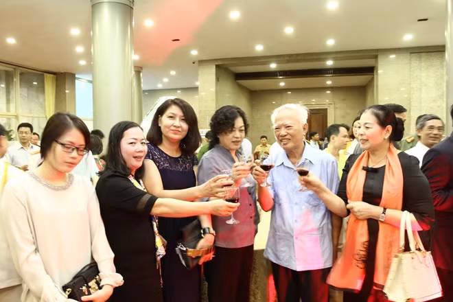 Nguyên Phó Thủ tướng Vũ Khoan giao lưu với các đại biểu tại buổi lễ.