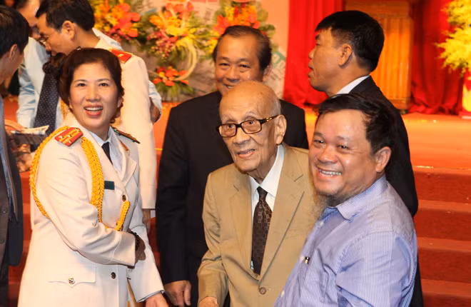 Anh hùng Lao động, GS Vũ Khiêu dự buổi Lễ và chúc mừng CBCS Báo CAND.