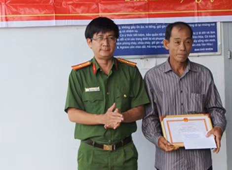 Đại diện Phòng Cảnh sát hình sự trao giấy khen của Giám đốc Công an tỉnh cho ông Huỳnh Văn Cang