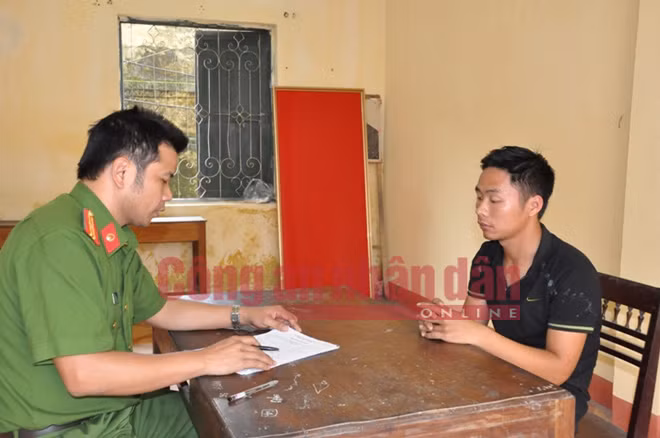 Lấy lời khai đối tượng Lê Văn Tú