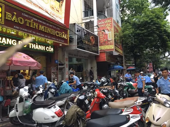 Hiệu vàng đông nghẹt xe, người đến mua. Ảnh: vnn