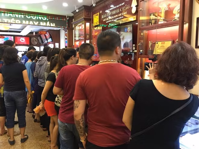 Người dân xếp hàng mua vàng. Ảnh: vnn