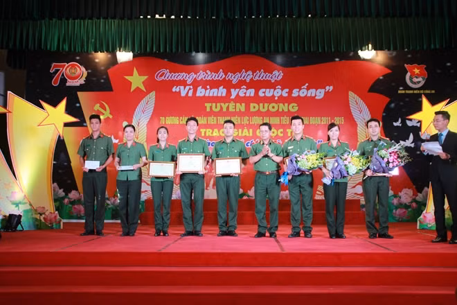 Thiếu tướng Lê Văn Sinh, Cục trưởng Cục Chính trị An ninh trao giải cho các đơn vị tham dự cuộc thi “Tự hào người chiến sỹ An ninh”.