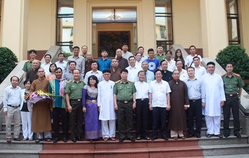 Thứ trưởng Bùi Văn Nam và đoàn chức sắc, người có uy tín trong dân tộc thiểu số tỉnh Bình Dương.