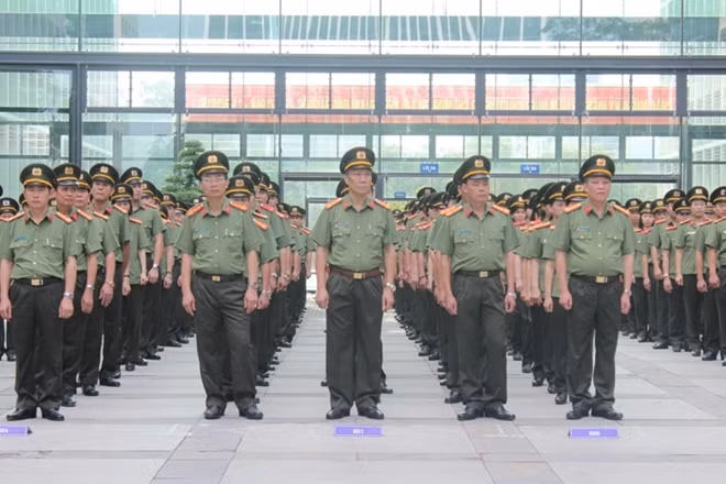 CBCS các đơn vị cơ quan Bộ Công an tại trụ sở 47 Phạm Văn Đồng thực hiện nghi lễ chào cờ sáng 6-6 trong trang phục cải tiến.