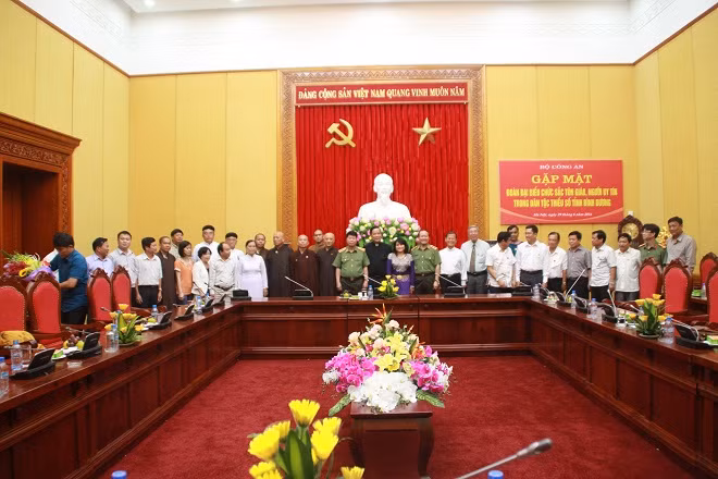 Thứ trưởng Bùi Văn Nam và các đại biểu tại buổi gặp mặt.