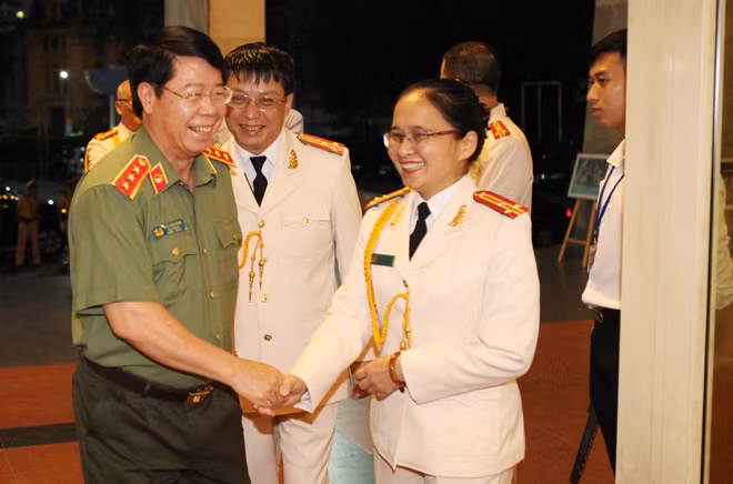 Thứ trưởng Bùi Văn Nam và CBCS Báo CAND