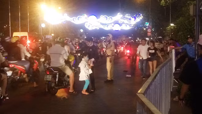 Cảnh sát PCCC và CSGT Công an TP Hồ Chí Minh giữ gìn ANTT cho nhân dân đón chào năm mới