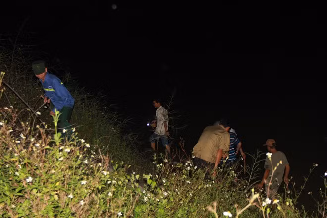 Ngoài đèn pin, mỗi một người được trang bị vũ khí thô sơ để tự vệ. Từng nhóm lùng sục đoạn bờ sông Uông dài gần 2 km. Con sông chảy qua TP Uông Bí nằm song song với quốc lộ 18. Nhà của nam nghi can nằm cạnh bờ sông.