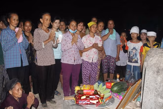 Người thân, bạn bè, làng xóm tiễn đưa 5 em nhỏ về nơi an nghỉ cuối cùng.