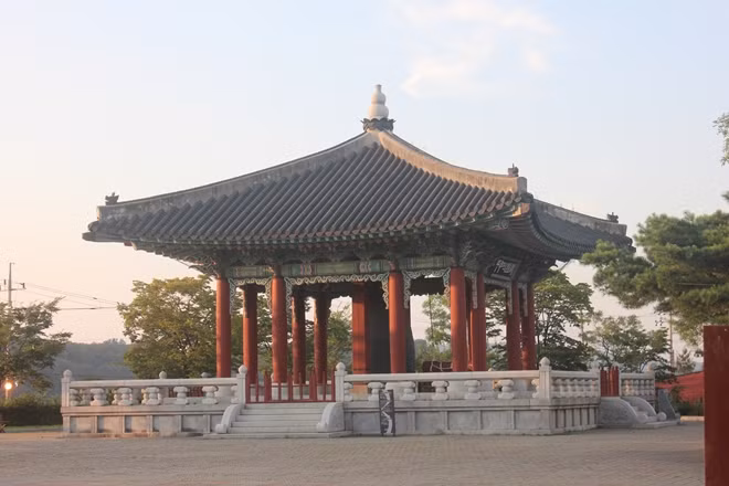 Vì thế, tại DMZ, trong doanh trại của quân đội Hàn Quốc hay tại khu vực thăm quan tự do Imjingak, ở đâu cũng có một tháp chuông để gióng tiếng chuông cầu nguyện và mong tạo dựng nền hòa bình chung. Những qủa chuông này chỉ được đánh vào những dịp đặc biệt nhưng khi tiếng chuông vang lên, người dân sinh sống hai bên vĩ tuyến đều nghe thấy khát vọng hòa bình.
