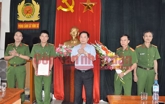 Khen thưởng các tập thể, cá nhân có thành tích phá án.