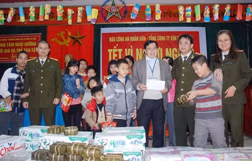 Thượng tá Phạm Khải, Phó Tổng biên tập Báo CAND và đoàn công tác XHTT trao tặng những món quà thiết yếu phục vụ Tết và nhu cầu hàng ngày cho 300 con người đang được nuôi dưỡng tại Trung tâm.