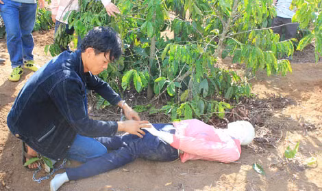 Đối tượng Nông Văn Thực đang thực nghiệm điều tra vụ án.