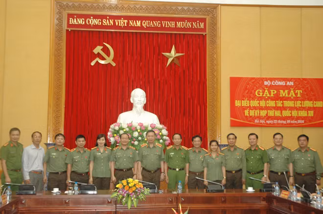 Bộ trưởng Tô Lâm và các đại biểu tại buổi gặp mặt.