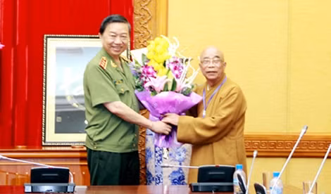 Bộ trưởng Tô Lâm tặng hoa cho đại diện các chức sắc, người có uy tín trong các tôn giáo tỉnh Quảng Trị.