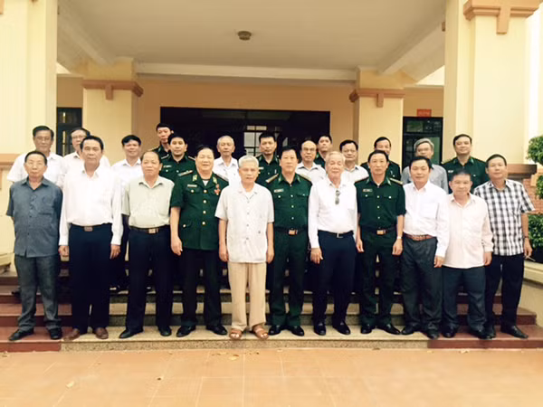Thường trực hai Ban LLTTBĐBP tại Hà Nội và TP Hồ Chí Minh chụp ảnh lưu niệm với lãnh đạo Bộ Chỉ huy BĐBP tỉnh Lạng Sơn.