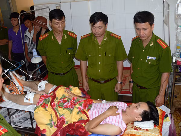 Lãnh đạo Công an TP Buôn Ma Thuột thăm hỏi, động viên chiến sỹ bị thương trong khi làm nhiệm vụ.