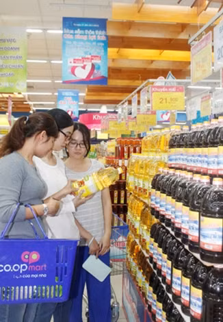 Nhiều mặt hàng thiết yếu phục vụ cho thị trường Tết được siêu thị chuẩn bị từ rất sớm.