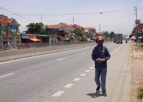 Một người khi bộ ra đường phải đội mũ bảo hiểm.
