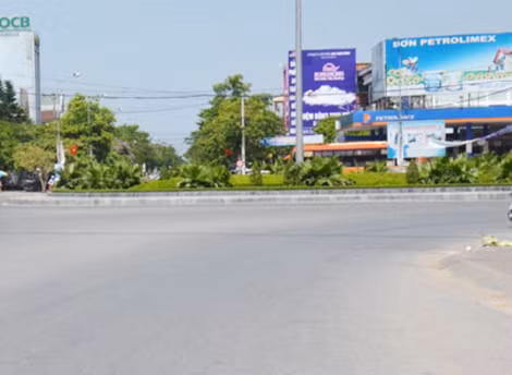 Tại ngã ba đường Lê Lợi gần bến xe ngày thưòng người đông kịt nhưng trời nắng nóng hầu như không có qua lại.