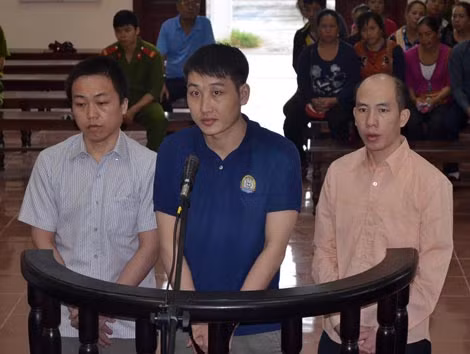 Ly A Thếnh, Ly A Chứ, Boun Miher Khamtong trước vành móng ngựa.