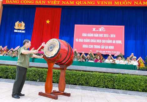 Thiếu tướng Nguyễn Thanh Nam đánh trống khai trường năm học mới 2015-2016.