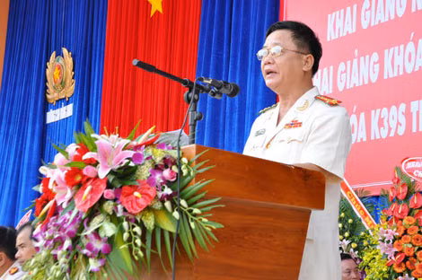 Đại tá - TS Lê Văn Thiện, Hiệu trưởng Nhà trường đọc diễn văn khai mạc lễ khai giảng.