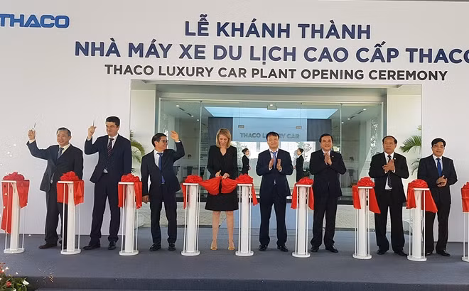 Các đại biểu cắt băng khánh thành Nhà máy sản xuất xe du lịch cao cấp THACO.