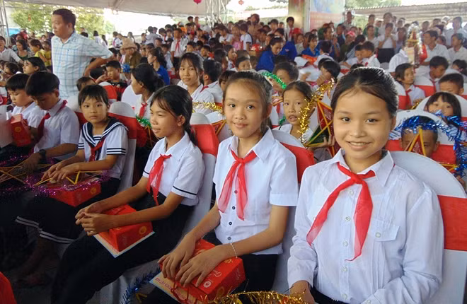 Niềm vui của các em thiếu nhi khi được nhận quà Trung thu của Thủ tướng Nguyễn Xuân Phúc.