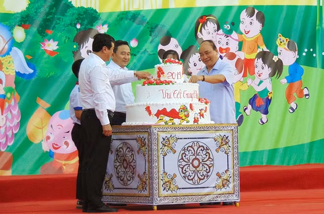 Thủ tướng Nguyễn Xuân Phúc tham gia nghi thức "Phá cỗ Trung thu" cùng các cháu thiếu nhi và các đại biểu.