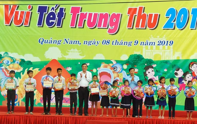 Ông Nguyễn Ngọc Thiện, Bộ trưởng Bộ VH-TT&DL và ông Phan Việt Cường, Bí thư Tỉnh ủy Quảng Nam, tặng quà cho các em thiếu nhi.